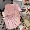 Novo Conjunto Esportivo Casual para Corrida 2025 para Mulheres Verão Estilo Coreano Solto Branco e Estiloso Manga Curta Shorts para Estudantes