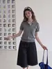 Camiseta de manga corta gris estilo coreano para mujer, con cuello polo y diseño de dos piezas falsas, top corto holgado de verano con cuello de solapa