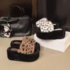 Zapatillas de Felpa de Moda Versátiles con Estampado de Leopardo para Mujer, Tendencia Otoño/Invierno 2026, Zapatillas de Algodón con Suela Gruesa para Uso en Exteriores