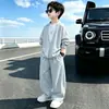 Conjunto de roupa de outono para meninos, estilo primavera/outono, nova coleção 2026, para crianças de tamanho médio e grande, conjunto esportivo de outono, moletom moderno e estiloso para meninos