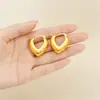 Brincos Simples em Forma de Coração Transfronteiriços com Diamantes para Mulheres, Estilo Levemente Luxuoso, Presilhas de Orelha Vietnamitas em Ouro de Areia com Superfície Lisa, Ouro de Imitação, Joias com Retenção de Cor Duradoura