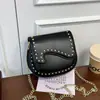 Bolsa Fashion de Cor Sólida com Rebites para Mulheres 2026 Verão Novo Estilo Tendência Bolsa de Ombro Elegante Bolsa Transversal para o Dia a Dia