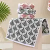 Toalla Xiang Rojo Fuego Fibra de Bambú Toalla Pequeña Fondo Blanco Jacquard Engrosada Toalla Mediana Fresca Pequeña Toalla Facial de Fibra de Bambú Carbón