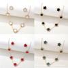 Conjunto de dos piezas CDD de collar y pendientes con cinco flores de ciruelo para mujer, de longitud media, moderno, de doble cara, con cadena de clavícula y flor de trébol de cuatro hojas.