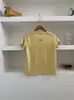 Camiseta feminina de cor sólida, gola redonda, manga curta, com pequenos tachas nas costas, novo estilo de verão 2026, modelagem que emagrece, caimento solto, casual, versátil, moderna
