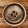 Nuevo botón de cuerno de material natural pulido con cuatro ojos de borde estrecho en forma de cuenco, versátil para abrigos, suéteres, cortavientos