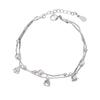 Pulsera de doble capa con flor de lirio de los valles y cuentas redondas pequeñas con transferencia de la suerte. Pulsera de doble capa con flor de trompeta.