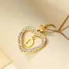 Colar com Pingente de Aço Inoxidável 26 Letras Tendência com Toque Luxuoso, Gargantilha Banhada a Ouro Cravejada de Diamantes em Formato de Coração Atacado