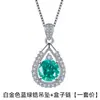 El mismo collar de clavícula noble de lujo de alta gama con colgante de gota de circonio azul verdoso moissanita