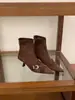 Botas femininas curtas finas de salto alto stiletto bico fino 2026 outono elegante fivela de cinto camurça elástica