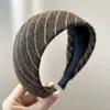 Faixa de Cabeça Larga Listrada Estilo Vintage para Mulheres 2025 Nova Faixa de Cabelo Presilha de Cabelo com Topo Alto Acessório de Cabelo da Moda