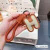 26 Letras Inglesas Llavero de Cuero para Coche Iniciales Exquisito Gama Alta Pareja Colgante para Mochila Escolar Regalo Venta al por Mayor