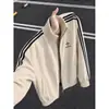 Jaqueta de couro estilo americano com três listras em estoque de fábrica para homens, top esportivo listrado color-block de outono, jaqueta curta
