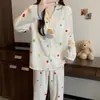 Conjunto de duas peças de roupa de casa para menina com lapela em acabamento de algodão nuvem e bojos no peito, estilo fofo, solto e confortável para uso doméstico de meninas