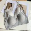 Sutiã Sexy Personalizado com Estampa de Letras Invisíveis e Costas Cruzadas, Sem Aro, Versátil para o Verão, com Decote em U Profundo nas Costas