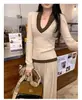 Suéter de punto con bloques de color, cuello halter en V y manga larga para mujer, estilo coreano, nueva colección de principios de otoño, con un diseño de punto trenzado texturizado y un corte ajustado, creando un look en capas