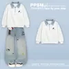 Conjunto Feminino Estilo College: Novo Conjunto de Duas Peças Primavera/Outono Versão Coreana com Blusa de Manga Longa Gola Polo e Calça Jeans com Desenhos