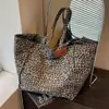 Bolso tote estampado de leopardo, bolso grande de mujer, nueva moda de verano 2026, casual, súper popular, bolso de hombro para el día a día