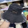 Sombrero de pescador de mezclilla peludo estilo coreano para mujer, moda de viaje de primavera y otoño, sombrero tipo cubeta de mezclilla lavado con efecto desgastado, con emblema metálico y ala ancha