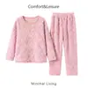 Pijama infantil de forro polar coral, engrosado para otoño e invierno, con diseño jacquard de patrón de diamantes, hecho de franela, con cuello redondo, mangas largas y pantalones largos, proporcionando calidez