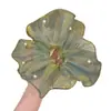 Vibras de primavera y verano con una scrunchie de hilo verde menta sirena brillante con cuentas para un peinado de coleta baja