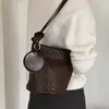 Elegante bolsa de padrão trançado retrô para mulheres, nova moda 2026, bolsa versátil de ombro, bolsa de ombro tipo balde para o dia a dia