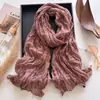 Cachecol de Algodão e Linho Plissado de Cor Sólida para Mulheres Outono Inverno Novo Estilo Xale Texturizado Amassado Leve Respirável Versátil Longo Lenço de Seda