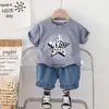 Verano Nuevo Estilo Niños Camiseta Casual Estampada Estrella de Cinco Puntas Conjunto de Dos Piezas para Niños Pequeños y Medianos Traje Guapo de Niño Manga Corta