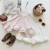 Conjunto de Verão para Meninas Novo Estilo 2026 Top de Coletes com Bolinhas e Babados Shorts de Florzinhas Conjunto de Duas Peças Estilo Férias