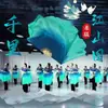 Um Grande Rio Dança com um Leque em um Gradiente de Azul-Tinta e Verde, uma Dança Clássica Apresentando uma Paisagem de Mil Milhas, e uma Dança Yangko de Jiaozhou com um Leque Dançante