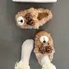 Pantuflas peludas antideslizantes de dibujos animados, modernas y lindas, nuevas para otoño e invierno 2026, zapatos cerrados de algodón cálidos para mujer, fáciles de poner, adecuados para usar en exteriores
