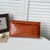 Bolsas pequeñas populares de estilo coreano para mujer de este año, nuevo modelo de verano 2026, patrón de cocodrilo, bolso cuadrado pequeño de lujo ligero, bolso tipo sobre de moda