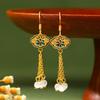 [Ruyi Ping Um Bloqueio] Brincos Modificados Rosto Tassel Olho de Gato Ouro Antigo Elegante Nicho Brincos Estilo Nacional