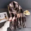 Novo Lenço de Xadrez Retro com Franjas de Imitação de Caxemira Outono e Inverno Xale de Alta Qualidade Moda e Versátil Quente para Mulheres