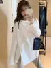 Camiseta básica blanca de manga larga para mujer para otoño e invierno, hecha de terciopelo alemán, de longitud media con aberturas laterales, cálida, corte holgado, adelgazante, top talla grande