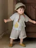 Conjunto Bebê e Criança Pequena 2026 Verão Novo Estilo Macacão Curto para Meninos Conjunto de Duas Peças Blusa Fina com Desenho