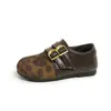 Sapatos Birkenstock femininos de importação, nova coleção outono 2026, sapatos de couro com sola macia para bebês meninas, sapatos casuais de bico raso para crianças pequenas e crianças, estilo moderno