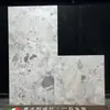 Azulejos de Terrazzo Cinza com Partículas Grandes na Cor Café 600X1200 Antiderrapante e Resistente ao Desgaste Coeficiente R11 P4 Azulejos para Piso de Restaurante e Loja