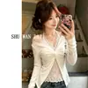Estilo primavera y otoño, una camiseta blanca, pura y elegante de manga larga con escote halter y diseño de dos piezas simulado, perfecta como capa interior para principios de otoño