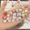 Flores em Relevo Morangos Letras Maçãs Pequenas Miçangas Grande Mistura Acessórios para Pulseira DIY Cordão para Celular Pingente para Bolsa Chaveiro
