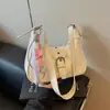 Bolsa de Ombro de Couro Macio para Axila Nova Primavera/Verão 2026 Moda Retrô Simples Casual Tendência Bolsa Transversal com Fecho de Aba