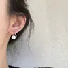 Brincos de Orelha Minimalistas Pérola Cinza Frio, Versáteis e Únicos, com um Toque de Luxo, Brincos Estilosos, Acessórios de Orelha de Nicho e Únicos