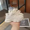 Nuevos estilos de primavera y otoño de zapatillas deportivas para niños: tenis blancos para niñas, zapatos de suela suave para bebés y zapatos casuales ligeros para niños, incluyendo los modernos "dad shoes".