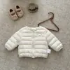 Jaqueta Leve de Penas para Meninas 2026 Outono/Inverno Novidades Bebê Menina Cor Sólida Gola Redonda Curta Forro Quente de Penas