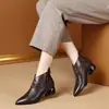 Botas femininas estilosas em estilo britânico, nova coleção outono/inverno 2026: botas de tornozelo, salto médio, salto grosso, versátil, forradas de fleece, botas de algodão quentes para mulheres