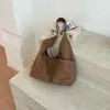 Bolso de Hombro Grande de Cuero Coreano de Alta Gama Estilo Retro con Tachuelas Capacidad Grande Bolso de Axila Estilo Motociclista Europeo y Americano Artículo Popular Bolso Tote de Mano