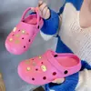 2026 Nuevos Zapatos con Agujeros para Mujer Verano Exterior Suela Gruesa Antideslizantes Tipo Zueco Playa Sandalias de Punta Cerrada para Parejas Hombres