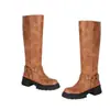 Novas botas femininas europeias e americanas para outono/inverno, com detalhes de fivelas, design de cano alto, estilo bota de equitação, salto baixo e estilo bota de motociclista, disponíveis nos tamanhos 40-43, tamanhos grandes e para exportação