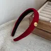 Faixa de Cabelo Vermelho Veludo Etiqueta Dourada para Mulheres de Ano Novo, Modelo Novo 2025 Estiloso e Fashion, Elegante Acessório de Cabelo com Coroa Alta para o Inverno