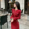 Elegante dama de estilo coreano, suave y refinada de estilo de Hong Kong, vestido suéter de punto rojo abotonado inspirado en Chanel, vestido hasta la rodilla